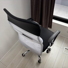 デスクチェア　白の画像