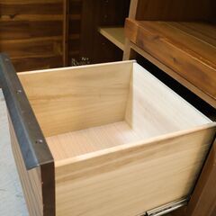 unico(ウニコ)のSWELLA(スウェラ)キッチンボードです。アカシア材を使用したラフでカジュアルな印象の食器棚。西海岸スタイルや男前インテリアなどにオススメのカップボードです！の画像