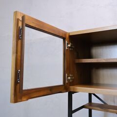 unico(ウニコ)のSWELLA(スウェラ)キッチンボードです。アカシア材を使用したラフでカジュアルな印象の食器棚。西海岸スタイルや男前インテリアなどにオススメのカップボードです！の画像