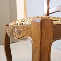 MITSUKOSHI(三越)の高級家具、Brugge(ブルージュ)のオーク材ダイニングチェアです。英国カントリースタイルのエレガントで洗練された雰囲気が魅力の木製椅子。の画像