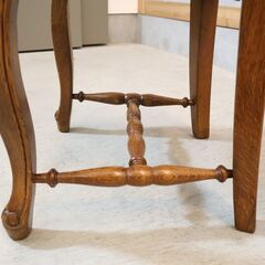 MITSUKOSHI(三越)の高級家具、Brugge(ブルージュ)のオーク材ダイニングチェアです。英国カントリースタイルのエレガントで洗練された雰囲気が魅力の木製椅子。の画像