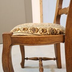 MITSUKOSHI(三越)の高級家具、Brugge(ブルージュ)のオーク材ダイニングチェアです。英国カントリースタイルのエレガントで洗練された雰囲気が魅力の木製椅子。の画像