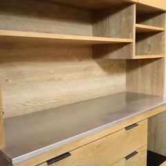 unico(ウニコ)より木の表情を生かしたカジュアルな印象のADDAY(アディ)シリーズのキッチンボードです！可動棚などを備えた機能性が高く、お手入れもしやすいステンレス天板の食器棚/レンジボード♪の画像