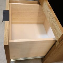 unico(ウニコ)より木の表情を生かしたカジュアルな印象のADDAY(アディ)シリーズのキッチンボードです！可動棚などを備えた機能性が高く、お手入れもしやすいステンレス天板の食器棚/レンジボード♪の画像