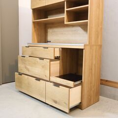 unico(ウニコ)より木の表情を生かしたカジュアルな印象のADDAY(アディ)シリーズのキッチンボードです！可動棚などを備えた機能性が高く、お手入れもしやすいステンレス天板の食器棚/レンジボード♪の画像