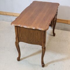 三越ブルージュ(Brugge)の英国カントリースタイル オーク材 ライティングデスクです。ヨーロッパアンティークスタイルのクラシックなデザインが魅力の書斎机です！の画像