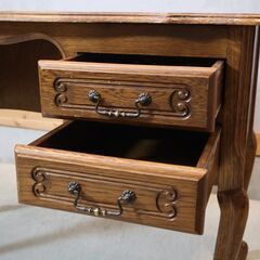 三越ブルージュ(Brugge)の英国カントリースタイル オーク材 ライティングデスクです。ヨーロッパアンティークスタイルのクラシックなデザインが魅力の書斎机です！の画像