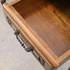 三越ブルージュ(Brugge)の英国カントリースタイル オーク材 ライティングデスクです。ヨーロッパアンティークスタイルのクラシックなデザインが魅力の書斎机です！の画像