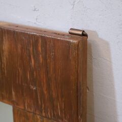 enfant(アンファン)のウォールミラーです。カントリーテイストの素朴なデザインとオーク材の豊かな杢目が魅力的な壁掛け鏡。ヴィンテージスタイルやナチュラルインテリアのアクセントに♪の画像