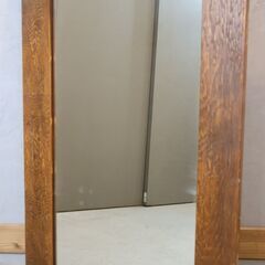 enfant(アンファン)のウォールミラーです。カントリーテイストの素朴なデザインとオーク材の豊かな杢目が魅力的な壁掛け鏡。ヴィンテージスタイルやナチュラルインテリアのアクセントに♪の画像