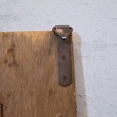 enfant(アンファン)のウォールミラーです。カントリーテイストの素朴なデザインとオーク材の豊かな杢目が魅力的な壁掛け鏡。ヴィンテージスタイルやナチュラルインテリアのアクセントに♪の画像