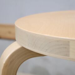 artek(アルテック)社のAlvar Aalto(アルヴァ・アアルト)デザイン STOOL60です。3本脚のシンプルなデザインと小振りなサイズのスツールはサイドテーブルとしても。名作北欧家具をぜひ♪の画像