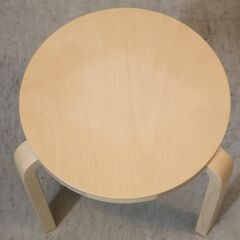 artek(アルテック)社のAlvar Aalto(アルヴァ・アアルト)デザイン STOOL60です。3本脚のシンプルなデザインと小振りなサイズのスツールはサイドテーブルとしても。名作北欧家具をぜひ♪の画像