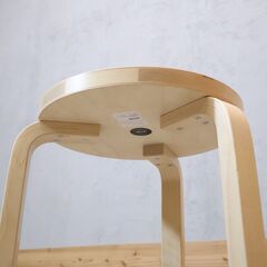 artek(アルテック)社のAlvar Aalto(アルヴァ・アアルト)デザイン STOOL60です。3本脚のシンプルなデザインと小振りなサイズのスツールはサイドテーブルとしても。名作北欧家具をぜひ♪の画像