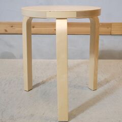 artek(アルテック)社のAlvar Aalto(アルヴァ・アアルト)デザイン STOOL60です。3本脚のシンプルなデザインと小振りなサイズのスツールはサイドテーブルとしても。名作北欧家具をぜひ♪の画像