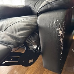 黒電動リクライニングソファの画像