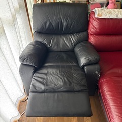 黒電動リクライニングソファの画像
