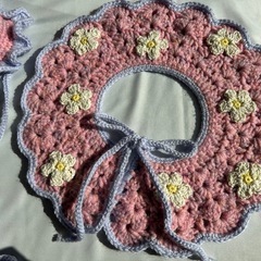 撮影小物に🧶 手編みベビーつけ襟＆パーティーハットの画像