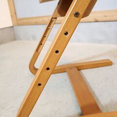 日本生まれ、デンマーク育ちのシリーズFormio(フォルミオ)の成型合板の美しさを活かしたビーチ材 デスクチェアーです。成長に合わせて高さ調整も可能なので末永くご使用頂ける学習椅子です♪ の画像