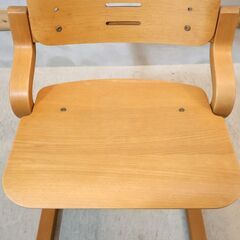 日本生まれ、デンマーク育ちのシリーズFormio(フォルミオ)の成型合板の美しさを活かしたビーチ材 デスクチェアーです。成長に合わせて高さ調整も可能なので末永くご使用頂ける学習椅子です♪ の画像