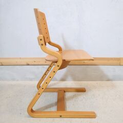 日本生まれ、デンマーク育ちのシリーズFormio(フォルミオ)の成型合板の美しさを活かしたビーチ材 デスクチェアーです。成長に合わせて高さ調整も可能なので末永くご使用頂ける学習椅子です♪ の画像