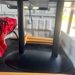 楕円形ダイニングテーブル（木目 × ブラック脚）の画像