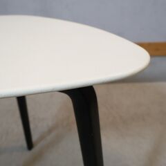 IDC大塚家具取扱いのイタリアの高級家具メーカーPoltrona Frau(ポルトローナフラウ)のフィオリーレ 本革 サイドテーブルです。洗練されたモダンデザインのレザーテーブル♪ の画像