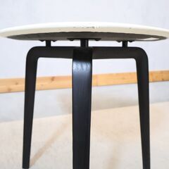 IDC大塚家具取扱いのイタリアの高級家具メーカーPoltrona Frau(ポルトローナフラウ)のフィオリーレ 本革 サイドテーブルです。洗練されたモダンデザインのレザーテーブル♪ の画像