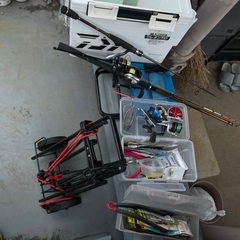 釣り具断捨離（クーラーボックス、手引きカート、リール、竿、仕掛け、イス等）の画像