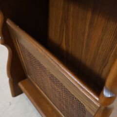 Karimoku(カリモク家具)のCOLONIAL(コロニアル)シリーズ 電話台。アメリカンカントリースタイルのクラシカルなデザイン。コンパクトでスリムなのでリビングや玄関など置く場所を選びません。 の画像