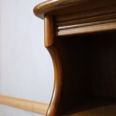 Karimoku(カリモク家具)のCOLONIAL(コロニアル)シリーズ 電話台。アメリカンカントリースタイルのクラシカルなデザイン。コンパクトでスリムなのでリビングや玄関など置く場所を選びません。 の画像