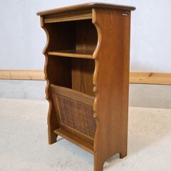 Karimoku(カリモク家具)のCOLONIAL(コロニアル)シリーズ 電話台。アメリカンカントリースタイルのクラシカルなデザイン。コンパクトでスリムなのでリビングや玄関など置く場所を選びません。 の画像