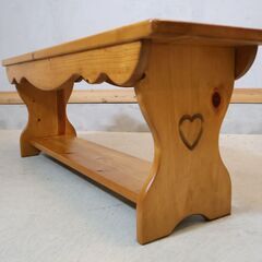 カントリースタイルのベンチです。サイドのハートマークが可愛らしいデザインの長椅子はリビングダイニングや玄関先にオススメです♪ TVボードやサイドボードとしても◎の画像