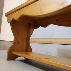 カントリースタイルのベンチです。サイドのハートマークが可愛らしいデザインの長椅子はリビングダイニングや玄関先にオススメです♪ TVボードやサイドボードとしても◎の画像