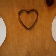 カントリースタイルのベンチです。サイドのハートマークが可愛らしいデザインの長椅子はリビングダイニングや玄関先にオススメです♪ TVボードやサイドボードとしても◎の画像