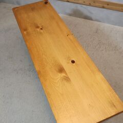 カントリースタイルのベンチです。サイドのハートマークが可愛らしいデザインの長椅子はリビングダイニングや玄関先にオススメです♪ TVボードやサイドボードとしても◎の画像