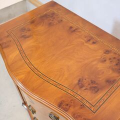 アンティーク調のウォールナット材 4段チェスト。エレガントな象嵌細工の洋タンスはクラシックなデザインで、アンティーク調の取っ手がアクセントに♪お部屋をロマンチックに演出してくれます/イタリアの画像