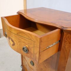 アンティーク調のウォールナット材 4段チェスト。エレガントな象嵌細工の洋タンスはクラシックなデザインで、アンティーク調の取っ手がアクセントに♪お部屋をロマンチックに演出してくれます/イタリアの画像