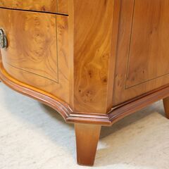 アンティーク調のウォールナット材 4段チェスト。エレガントな象嵌細工の洋タンスはクラシックなデザインで、アンティーク調の取っ手がアクセントに♪お部屋をロマンチックに演出してくれます/イタリアの画像