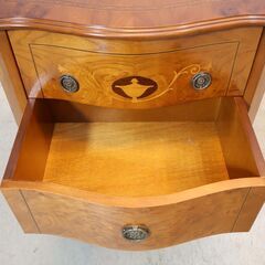 アンティーク調のウォールナット材 4段チェスト。エレガントな象嵌細工の洋タンスはクラシックなデザインで、アンティーク調の取っ手がアクセントに♪お部屋をロマンチックに演出してくれます/イタリアの画像