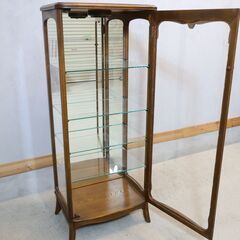 松永公房のCONTINUE(カンティーニュ) キュリオケースです。高級感漂う質感とクラシカルなアンティーク調デザインの飾り棚。お部屋を上品で洗練された印象に。/IDC OTSUKA(大塚家具)の画像