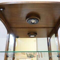 松永公房のCONTINUE(カンティーニュ) キュリオケースです。高級感漂う質感とクラシカルなアンティーク調デザインの飾り棚。お部屋を上品で洗練された印象に。/IDC OTSUKA(大塚家具)の画像