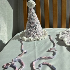 撮影小物に🧶 手編みベビーつけ襟＆パーティハットの画像