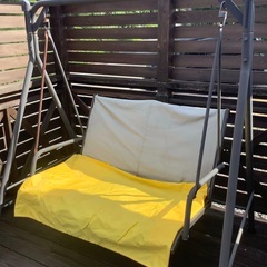 鉄製のブランコの画像