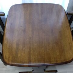 木製のダイニングテーブルと椅子の画像