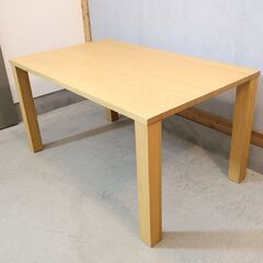 飛騨の家具メーカーKASHIWA(柏木工)のビスクオーク材を使用した4人用ダイニングテーブル。北欧スタイルのデザインとナチュラルな色合いはお部屋を温かみのある印象に♪の画像