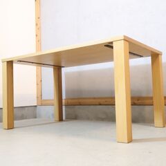 飛騨の家具メーカーKASHIWA(柏木工)のビスクオーク材を使用した4人用ダイニングテーブル。北欧スタイルのデザインとナチュラルな色合いはお部屋を温かみのある印象に♪の画像