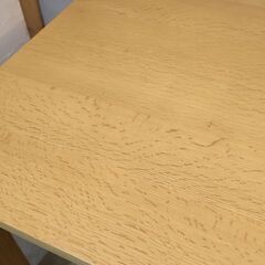 飛騨の家具メーカーKASHIWA(柏木工)のビスクオーク材を使用した4人用ダイニングテーブル。北欧スタイルのデザインとナチュラルな色合いはお部屋を温かみのある印象に♪の画像