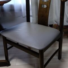 木製のダイニングテーブルと椅子の画像