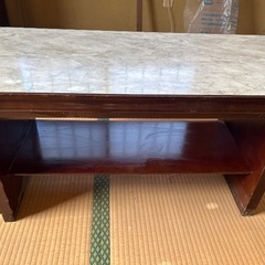 大理石調テーブルの画像